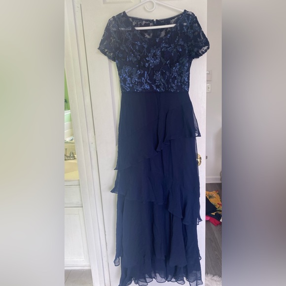 An adorable navy blue dress in size 2 for women - Picture 2 of 7